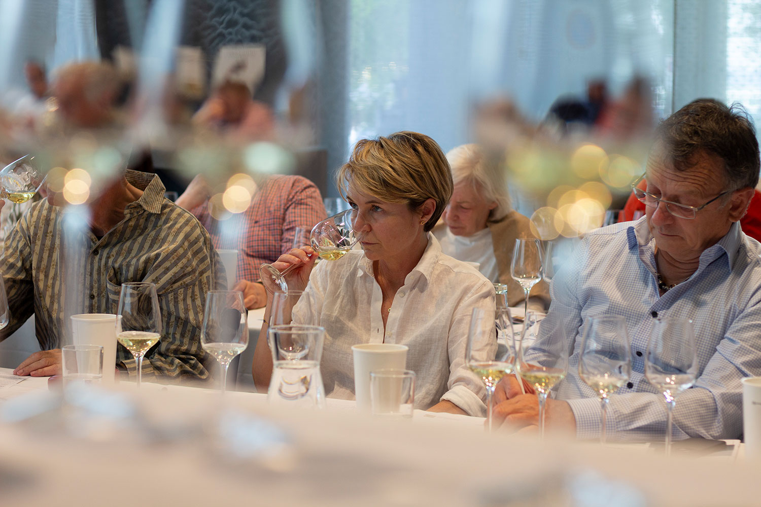 Bild von einer Dame, die in einer Masterclass Trentodoc Schaumwein degustiert.