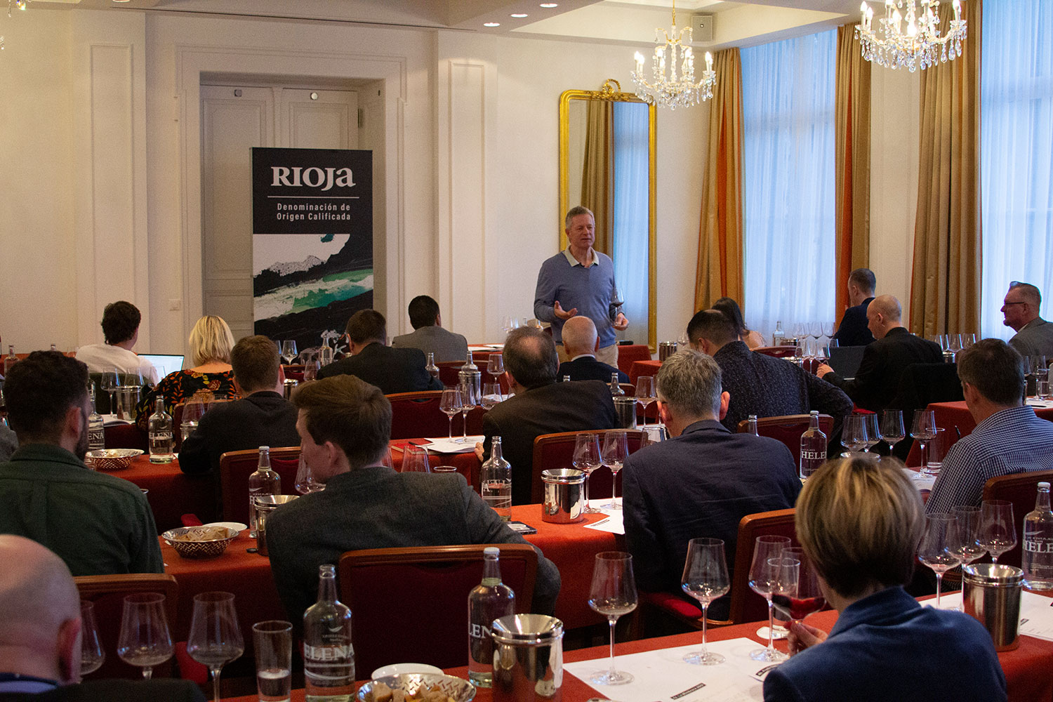 Rioja-Seminar mit David Schwarzwälder und 30 Teilnehmenden.