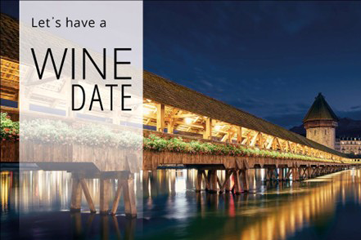 Wine Date Abendaufnahme der beleuchteten Kapellbrücke in Luzern mit Wasserreflexionen. Links im Bild ein halbtransparenter Kasten mit schwarzem Text: ‘Let’s have a WINE DATE’