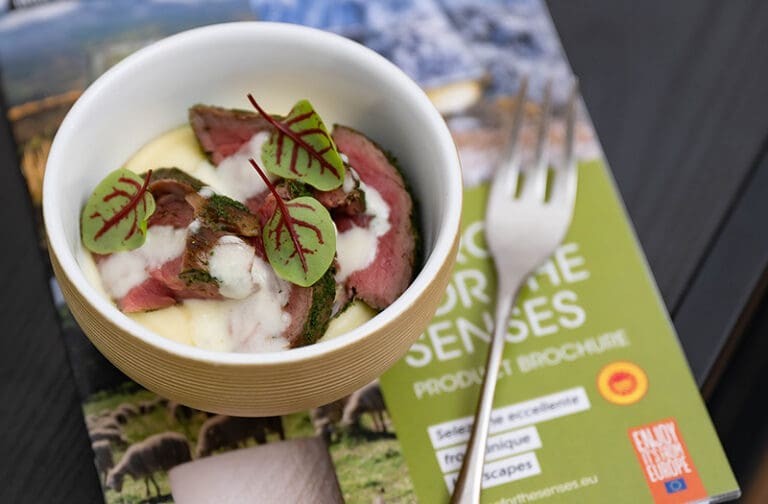 Kleines Gericht mit rosa gebratenem Fleisch, cremigem Püree und grünen Blättern, serviert in einer Schale während einer Food & Wine Pairing Session mit Südtirol, Etna und Pecorino Romano