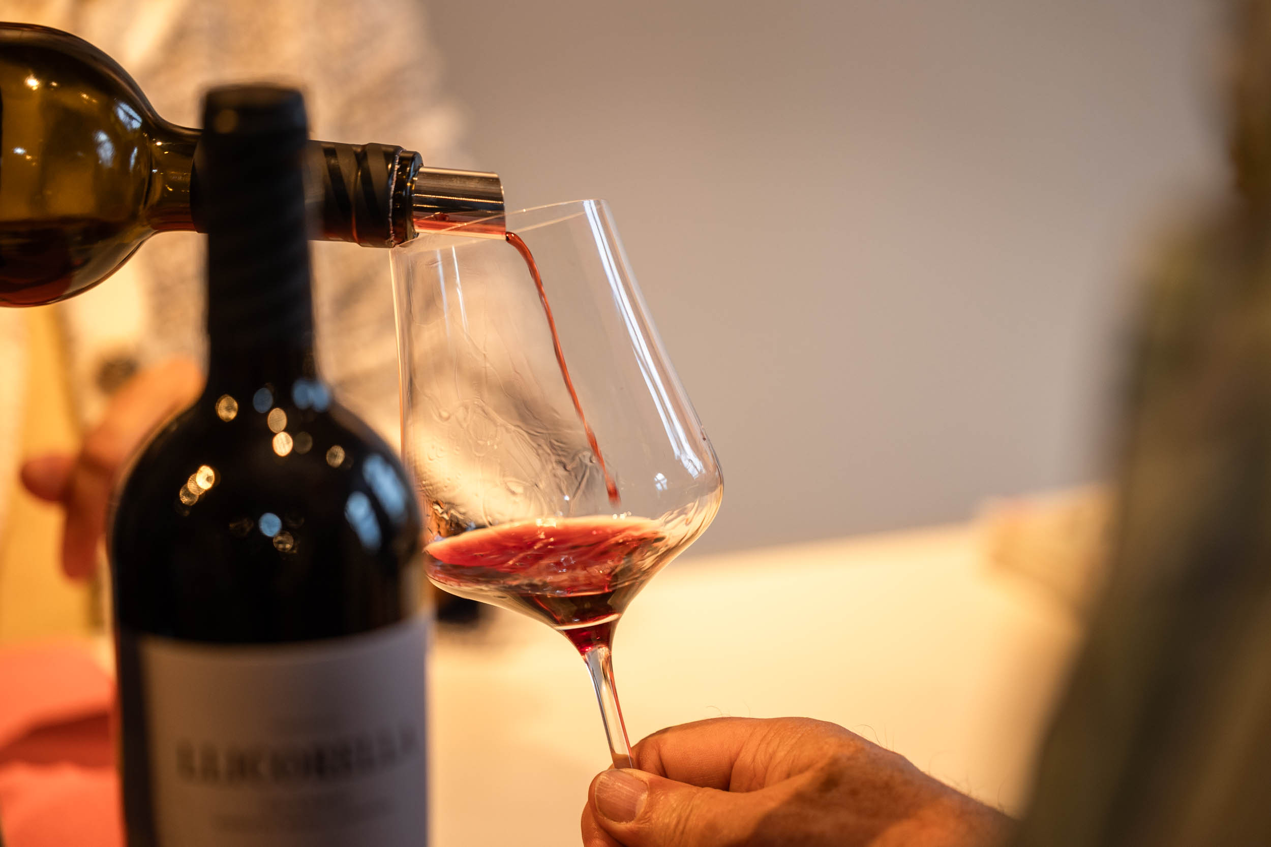 Garnacha-Rotwein wird an der WINE DATE Luzern in ein Weinglas eingeschenkt.